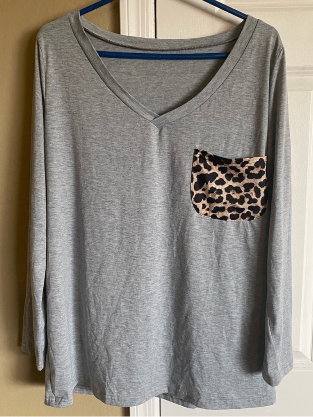 Gray V-Neck Long Sleeve Top Leopard Pocket Soft Stretch XL - Picture 2 of 4
